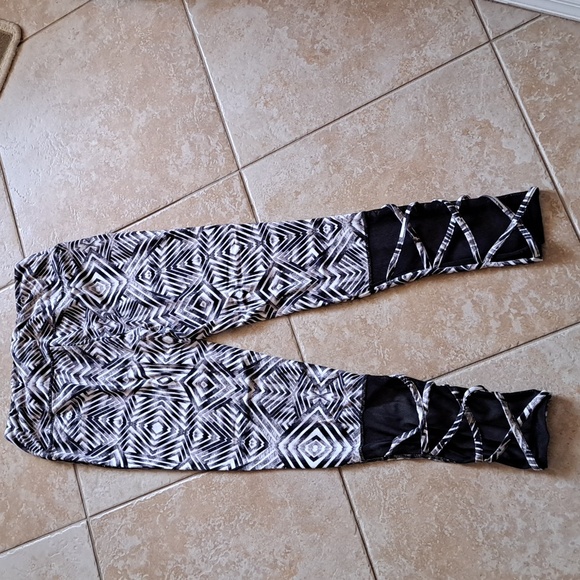 👍 Geometric Patterned Leggings - Picture 6 of 11